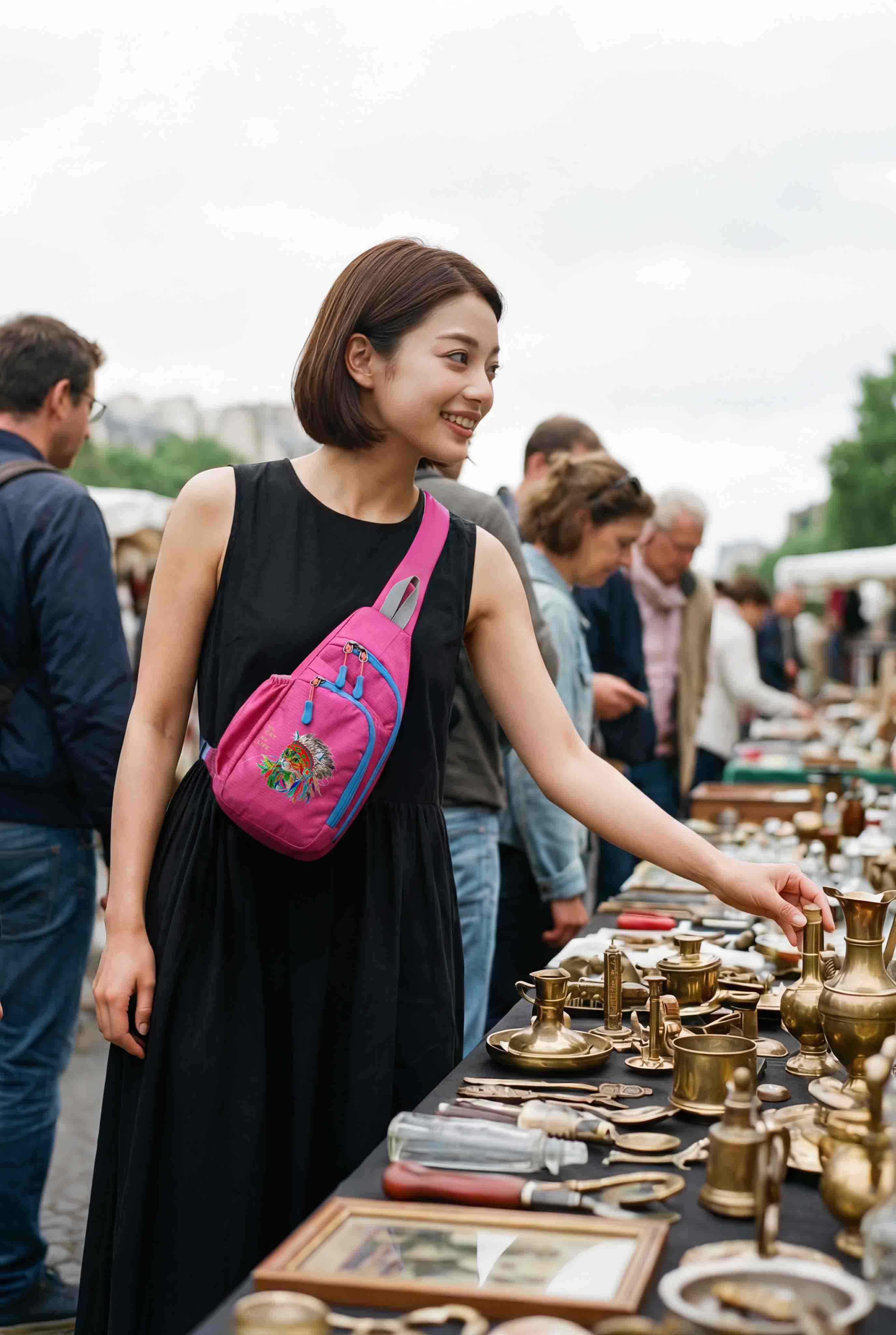 マルシェで買い物する女性・ポップピンクのNEKONI SLING