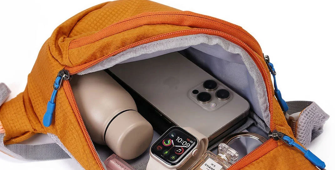 NEKONI SLINGの大容量収納・スマホ・財布・ボトルが入る開口部